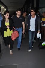 Shahrukh Khan, Madhuri Dixit return from Australia in Mumbai on 11th Oct 2013 (15)_52595ee4a7bc0.JPG